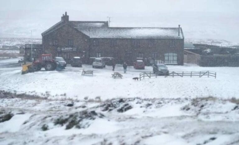Quedan varios días encerrados por tormenta en un bar; hubo juegos y banda en vivo