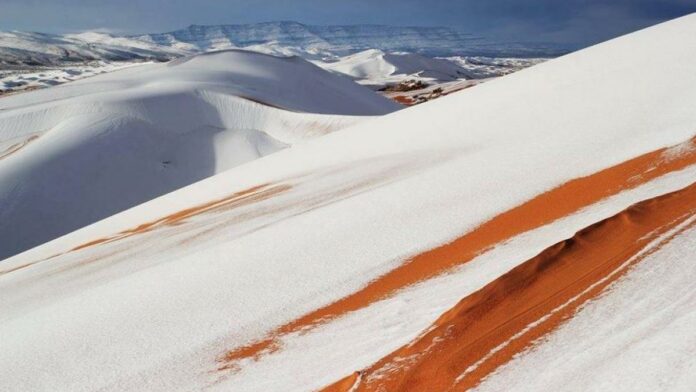 Inusual nevada convierte un desierto chino en una fantasía invernal