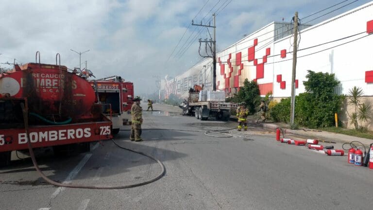 Se incendia camión afuera del Chedraui de Puerto Aventuras