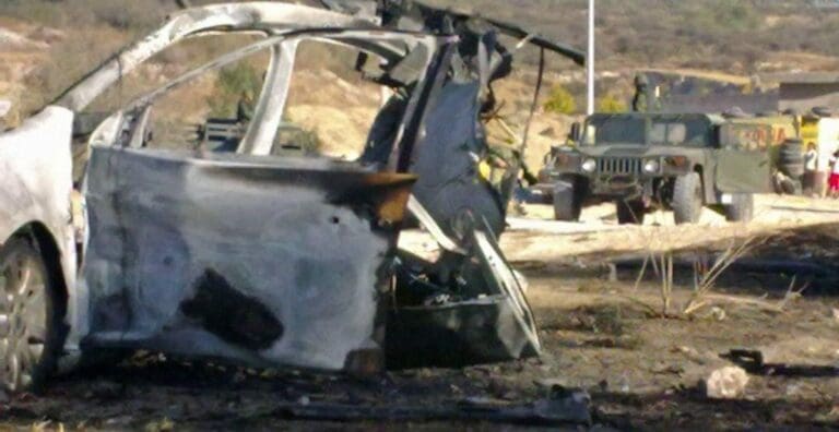 Hasta tres coches bomba fueron detonados por sujetos armados que buscaban liberar a unos reos; al parecer 9 sí se lograron fugar. Foto: Twitter