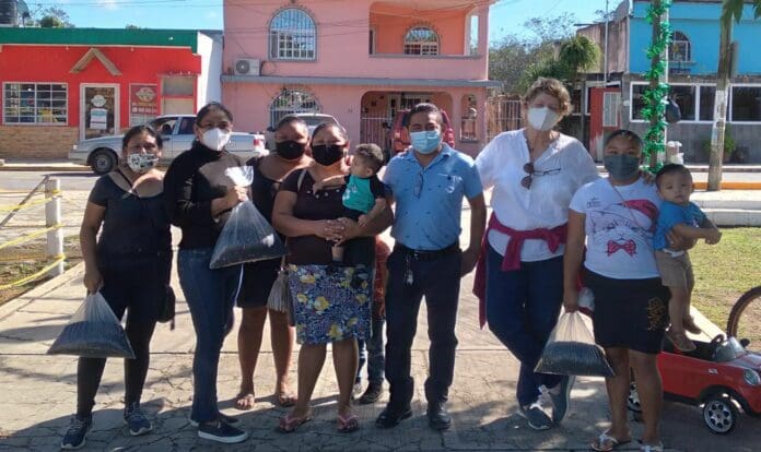 Mujeres reciben semilla para huertos familiares en Puerto Morelos
