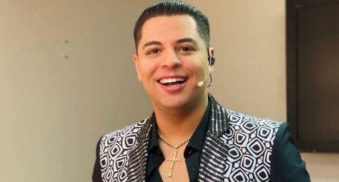 Camioneta de Eduin Caz se accidenta