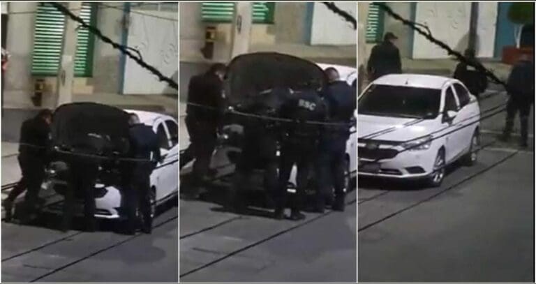 Unos presuntos policías fueron captados en una grabación en la que aparentemente están robando partes de un automóvil. Foto: Captura de video