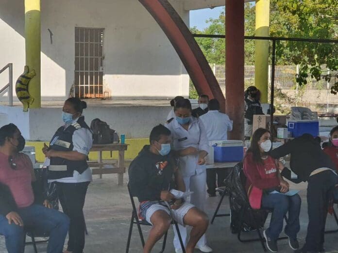 Será hasta mediados del próximo mes cuando se vacune en Quintana Roo a los maestros que no recibieron su dosis de refuerzo. Foto: SIM