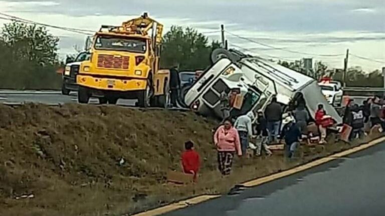 Saquean tráiler que transportaba carne en Nuevo León tras volcarse