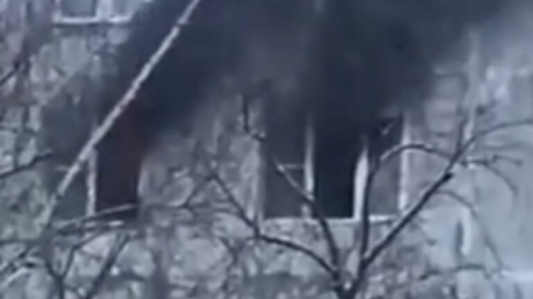 VIDEO: Jóvenes se arriesgan para salvar por una ventana a vecina de un departamento superior