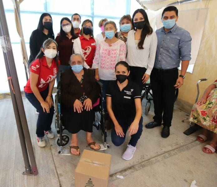 Recibe Blanca Merari de Fundación Palace lote de sillas de ruedas, andaderas, bastones y despensas