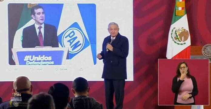AMLO criticó este día a al consejero presidente del INE luego que fuera a una reunión del PAN; le dijo que eso no lo hace alguien neutral. Foto: Captura de video