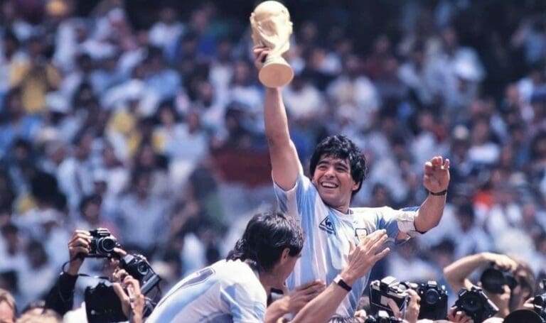 Te dejamos una lista de documentales sobre futbolistas y equipos para que disfrutes este fin de semana; están en varias platafomas. Foto: Redes sociales