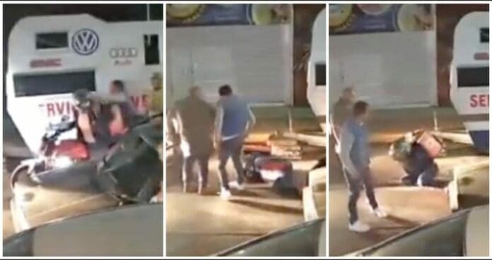 Unos sujetos ebrios iban en un auto; un repartidor de Didi no los pudo esquivar y se impactó; los tipos lo agarraron a golpes. Foto: Captura de video