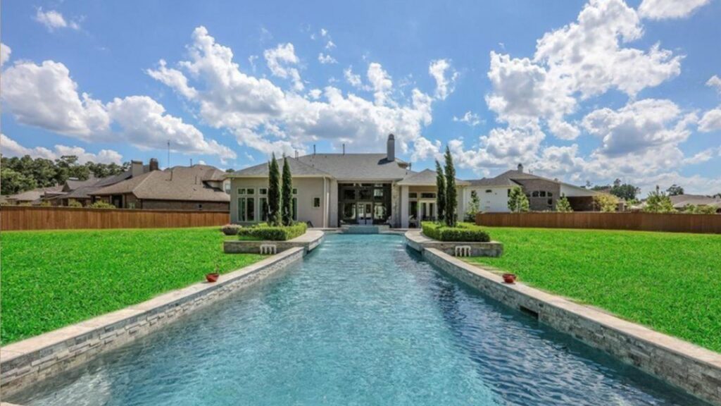 Otra vista de una de las casas donde ha vivido en Houston el hijo de AMLO