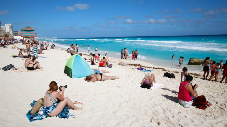 Senadores buscan aumentar días de vacaciones de los trabajadores