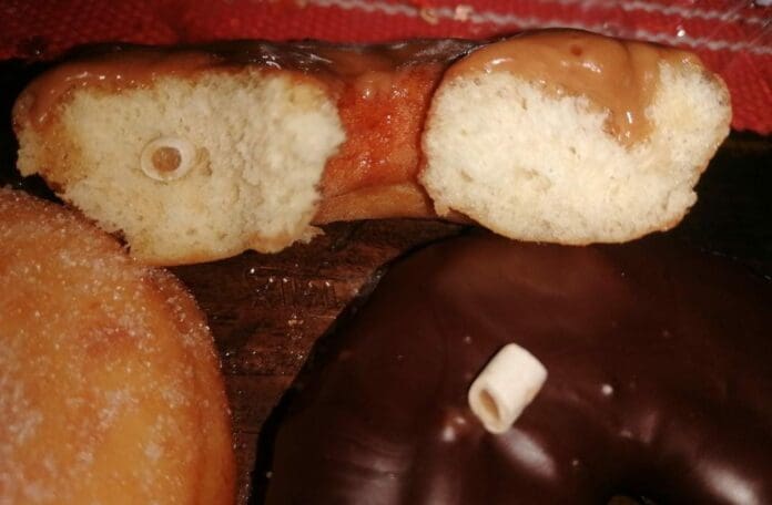 Un usuario denunció que fue a comprar unas donas a un supermercado y que dentro de las mismas encontró pedazos de cables. Foto: Redes sociales