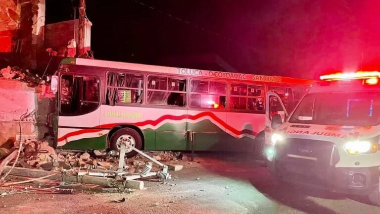 Choque de autobús deja casi 40 lesionados en Edomex, impactó contra preparatoria