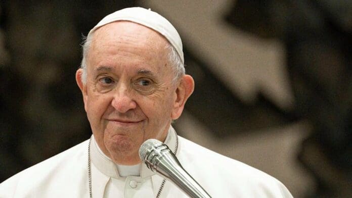 Papa Francisco pide a padres no condenar a sus hijos por su orientación sexual
