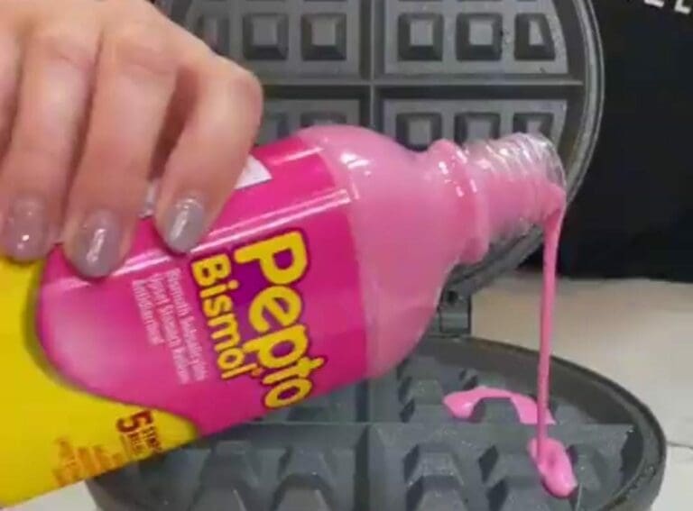 Una influencer se puso a preparar waffles pero con Pepto Bismol. Las imágenes se hicieron virales; a muchos les dio asco la ocurrencia. Foto: Captura de video