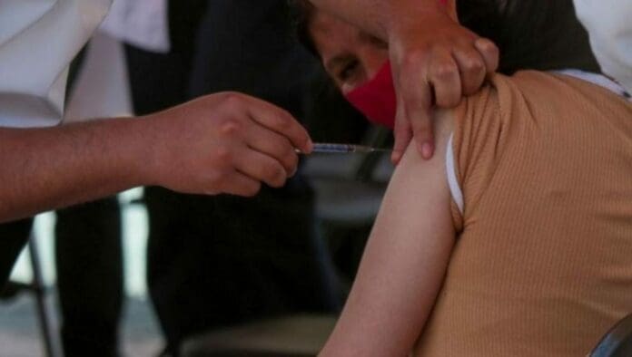 Un abogado ha tramitado un amparo para que su hija de 6 años reciba la vacuna contra el Covid-19, el cual fue aceptado por un juez. Foto: Cuartoscuro