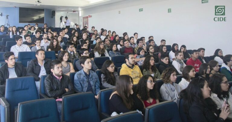 Directora de CONACYT usa foto ‘fake’ para simular reunión con estudiantes