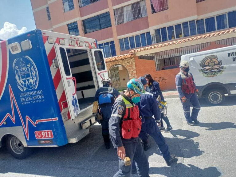 Un profesor fue hallado con deshidratación severa junto al cadáver de su esposa