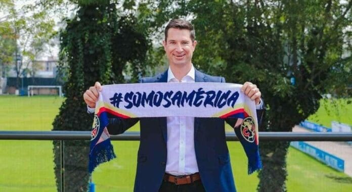 El entrenador del América femenil es acusado de insultar a las jugadoras de un equipo rival; dicen que en la la liga de EU hacía lo mismo. Foto: Twitter América femenil