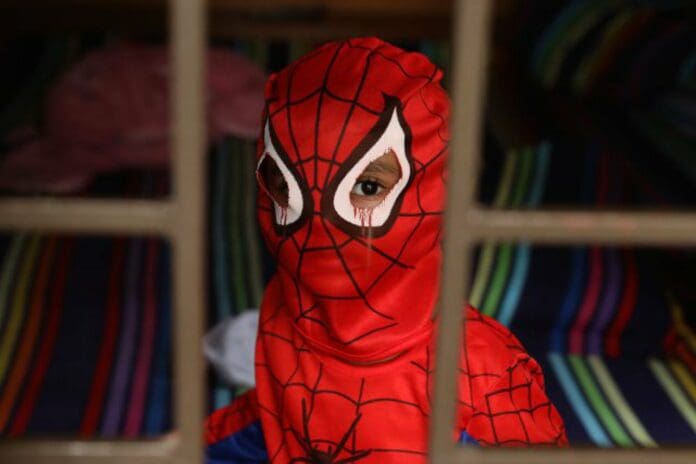 Niño se disfraza de Spider-Man para proteger a su madre de su papá