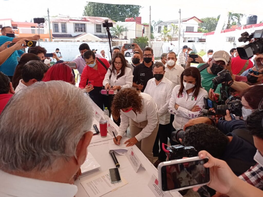 Se inscribe Leslie Hendricks para precandidatura priista a la gubernatura