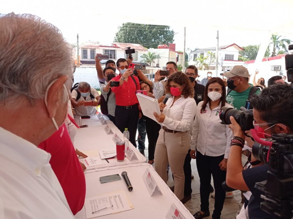 Se inscribe Leslie Hendricks para precandidatura priista a la gubernatura