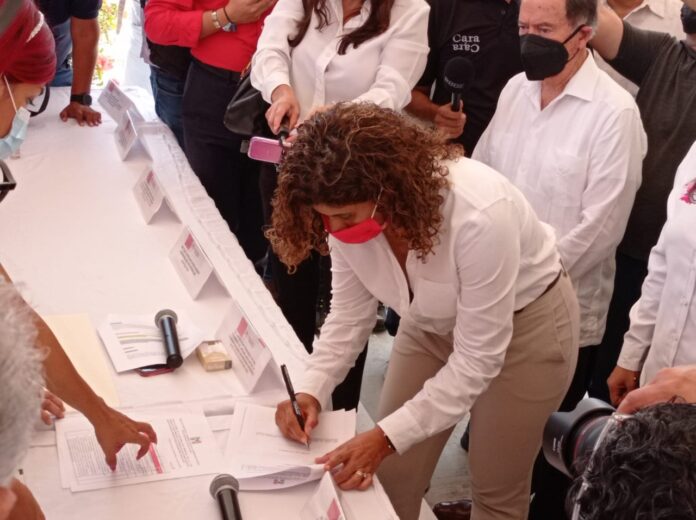 Se inscribe Leslie Hendricks para precandidatura priista a la gubernatura