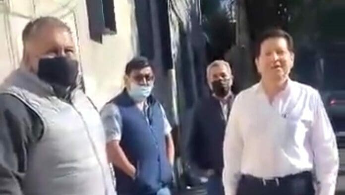 Una persona víctima de tortura del Ejército ahora fue agredida por funcionarios de la CNDH. ¿Son los que ven por los derechos humanos? Foto: Captura de video