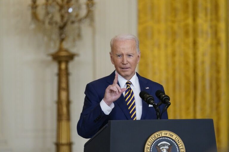 Joe Biden llama “hijo de pe**” a un reportero ante un micrófono no apagado