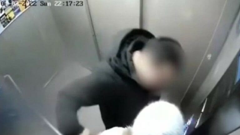 VIDEO: padre descubre al acosador de su hija y lo golpea brutalmente