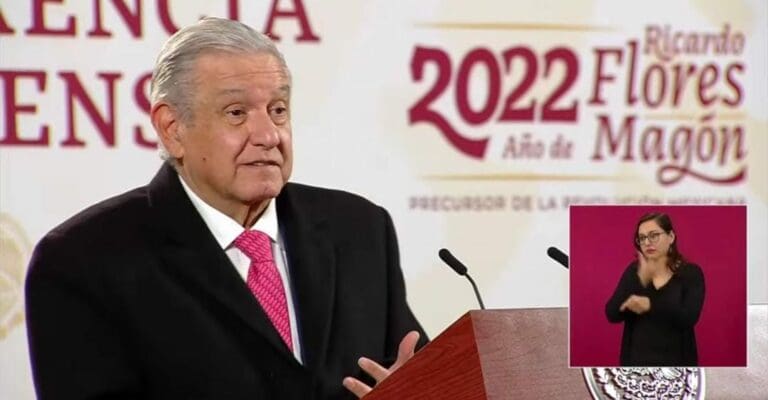 AMLO habló este día de dos polémicos casos que involucran a autoridades estatales del partido que él fundó. Dice que es culpa de los neoliberales. Foto: Captura de video