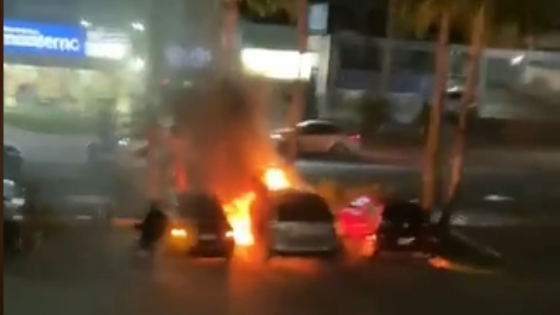 VIDEO: Mujer quema el auto de su ex tras descubrir que salía con tres al mismo tiempo