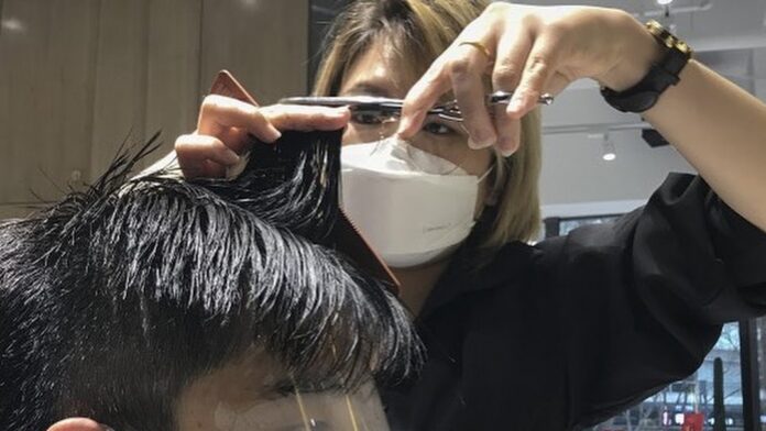 Sujeto asalta a una madre y su hija, pero fue encontrado tiñéndose el pelo en una peluquería