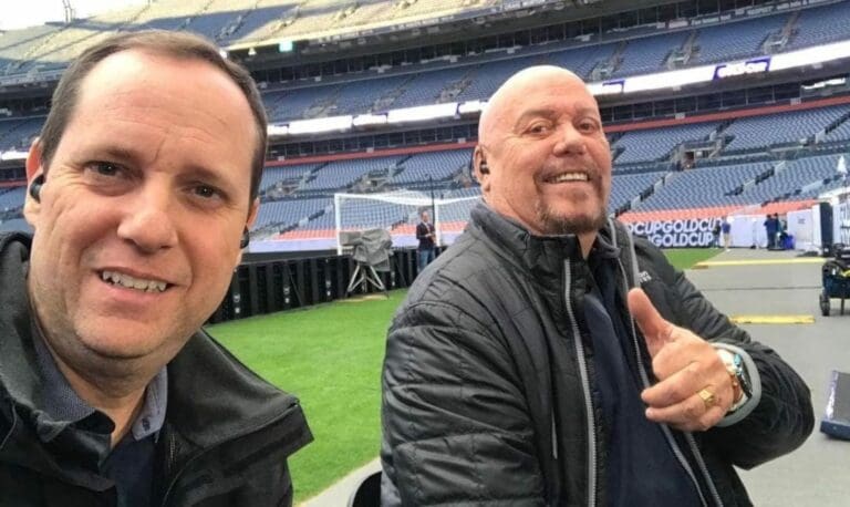 Enrique Bermúdez y Paco Villa fueron obligados por su empresa a disculparse por criticar al equipo de casa. La gente dice que eso es censura. Foto: Redes sociales