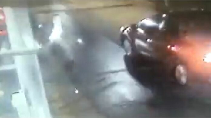 VIDEO: Hombre casi es arrollado por bajar del auto para alzar pluma y no pagar en Edomex