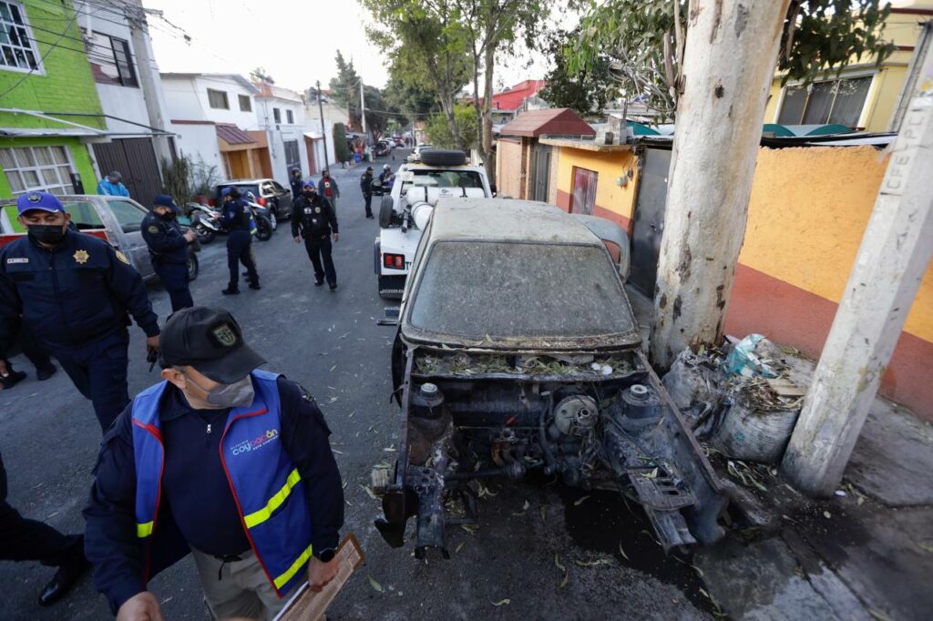 Retiran vehículos chatarra en Coyoacán