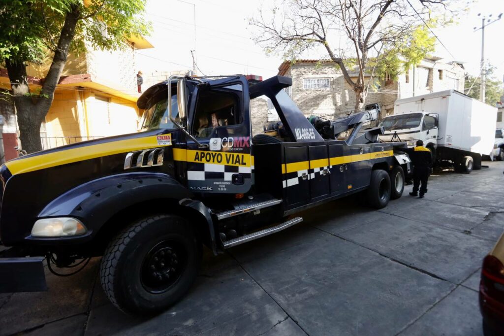 Retiran vehículos chatarra en Coyoacán
