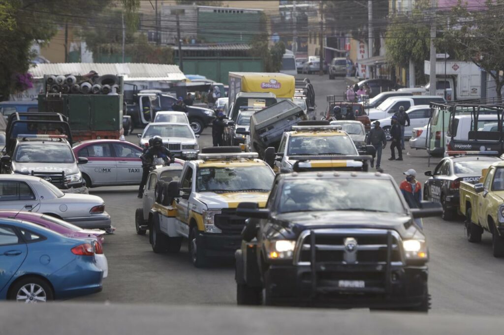 Retiran vehículos chatarra en Coyoacán