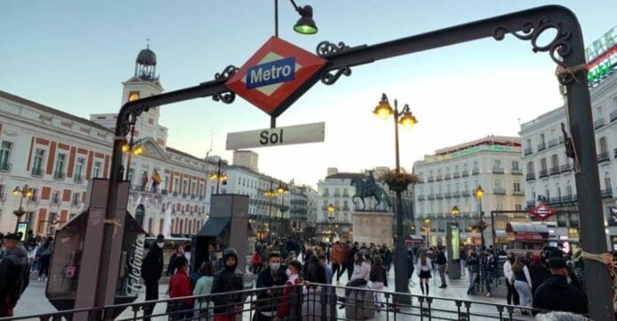 Un incidente en el Metro de Madrid; un sujeto se subió sin cubrebocas y aunque los demás les exigían que se lo pusiera se negó. Foto: RT