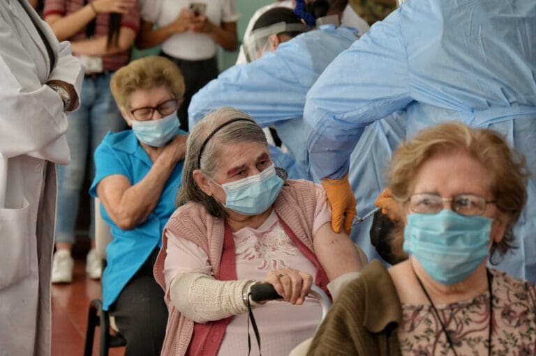Anuncian refuerzo de vacuna Covid a abuelitos de Playa del Carmen