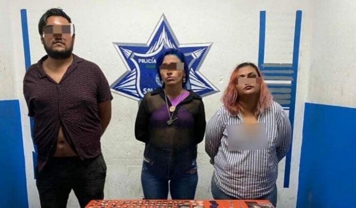 Con un kilo de marihuana, 200 dosis de otras sustancias y hasta 100 cartuchos útiles fueron detenidas estas personas en Playa del Carmen. Foto: SP de Solidaridad