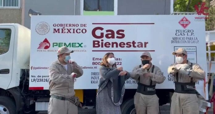 En la Ciudad de México pusieron a bailar a los trabajadores de Gas Bienestar para anunciar que el servicio llegó a otra alcaldía. Foto: Captura de video