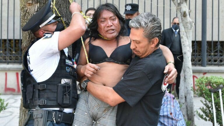 Mujer trans intenta colgarse frente a la Segob para exigir atención sobre su caso