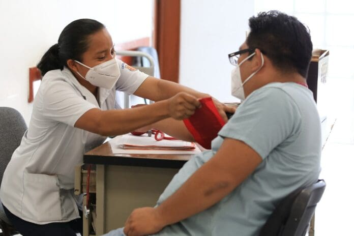 Por medio de pruebas rápidas gratuitas y otras acciones, las autoridades del gobierno de Solidaridad ayudan a los playenses. Foto: Ayuntamiento de Solidaridad