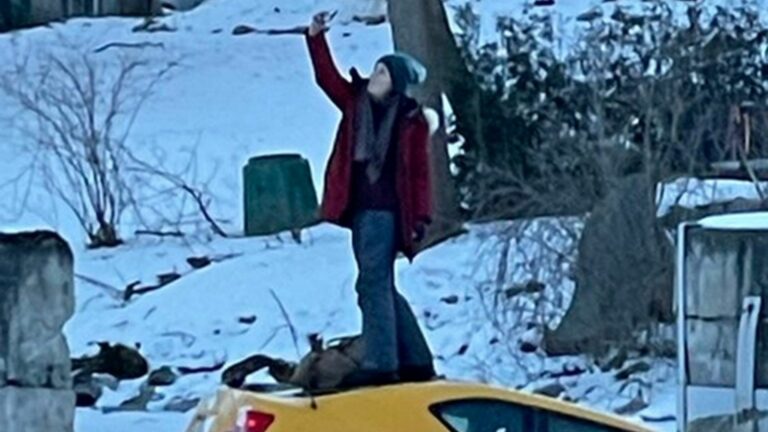 Mujer se dedica a tomarse selfies mientras su carro se hunde en un río congelado