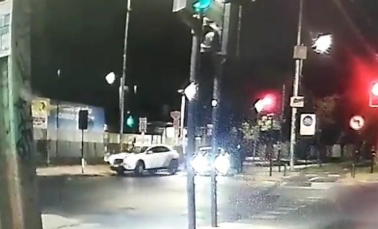 VIDEO: Mujer atropella a un delincuente y logra salvarse de un asalto en Chile