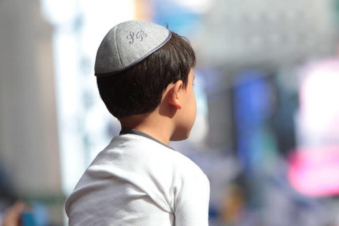 VIDEO: Mujer ataca a niños judíos con fuertes comentarios antisemitas