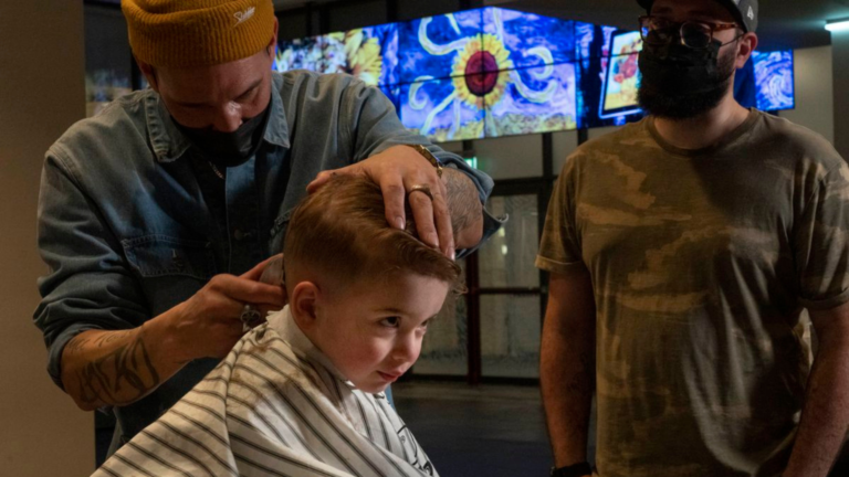 VIDEO: Convierten museos en peluquerías; protestan por las restricciones sanitarias en los Países Bajos