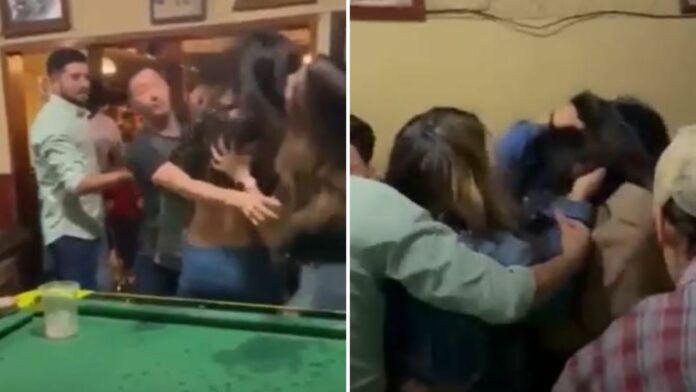 Mujeres protagonizan pelea dentro de un bar sin poder separarlas